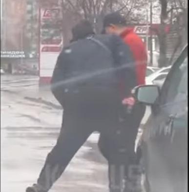 В Бишкеке мужчина угрожал водителю такси пистолетом