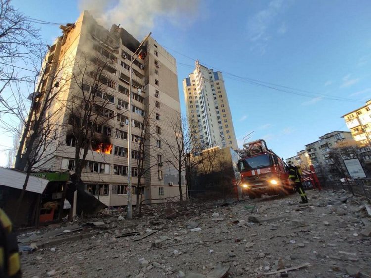 В Киеве утром 16 марта от попадания боеприпасов пострадали две многоэтажки