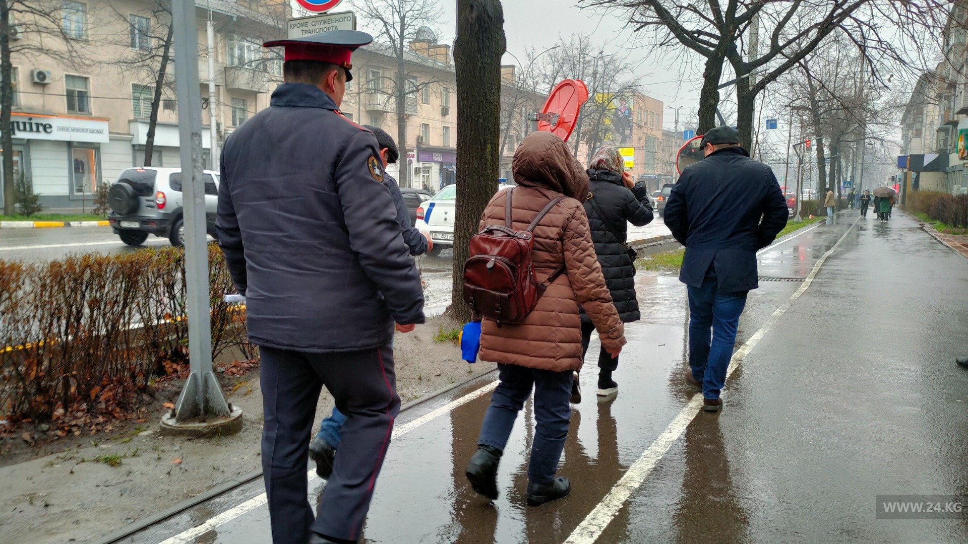Участников митинга уводят