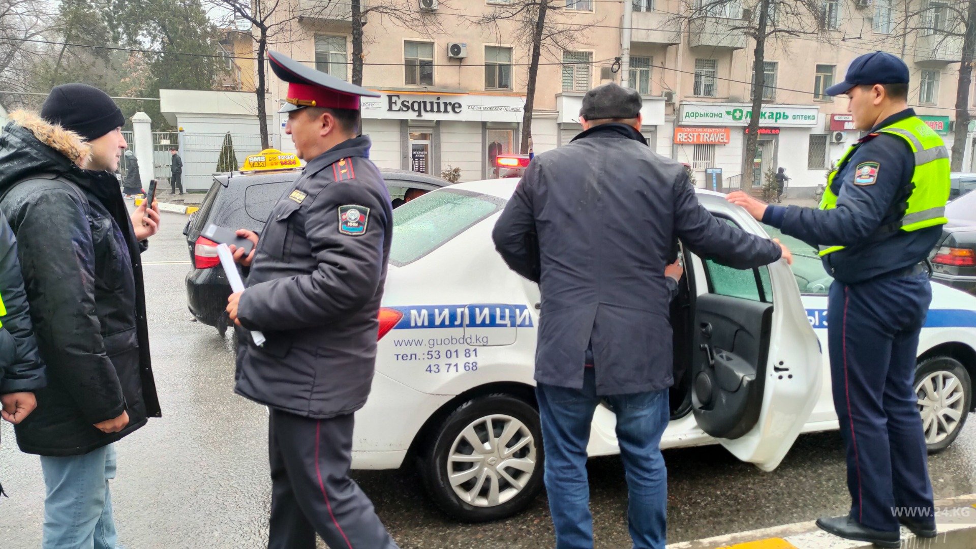 Участников митинга уводят