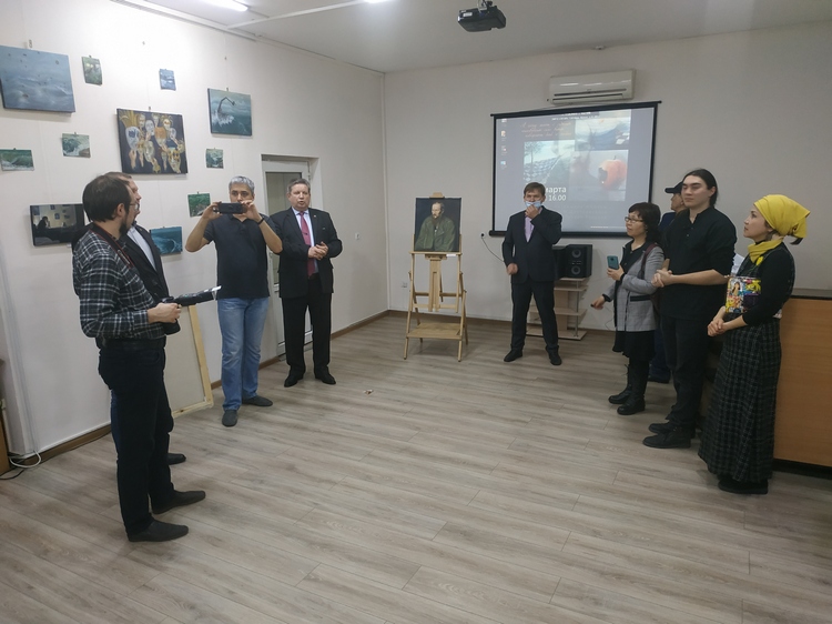 На персональной выставке художника Руслана Русских