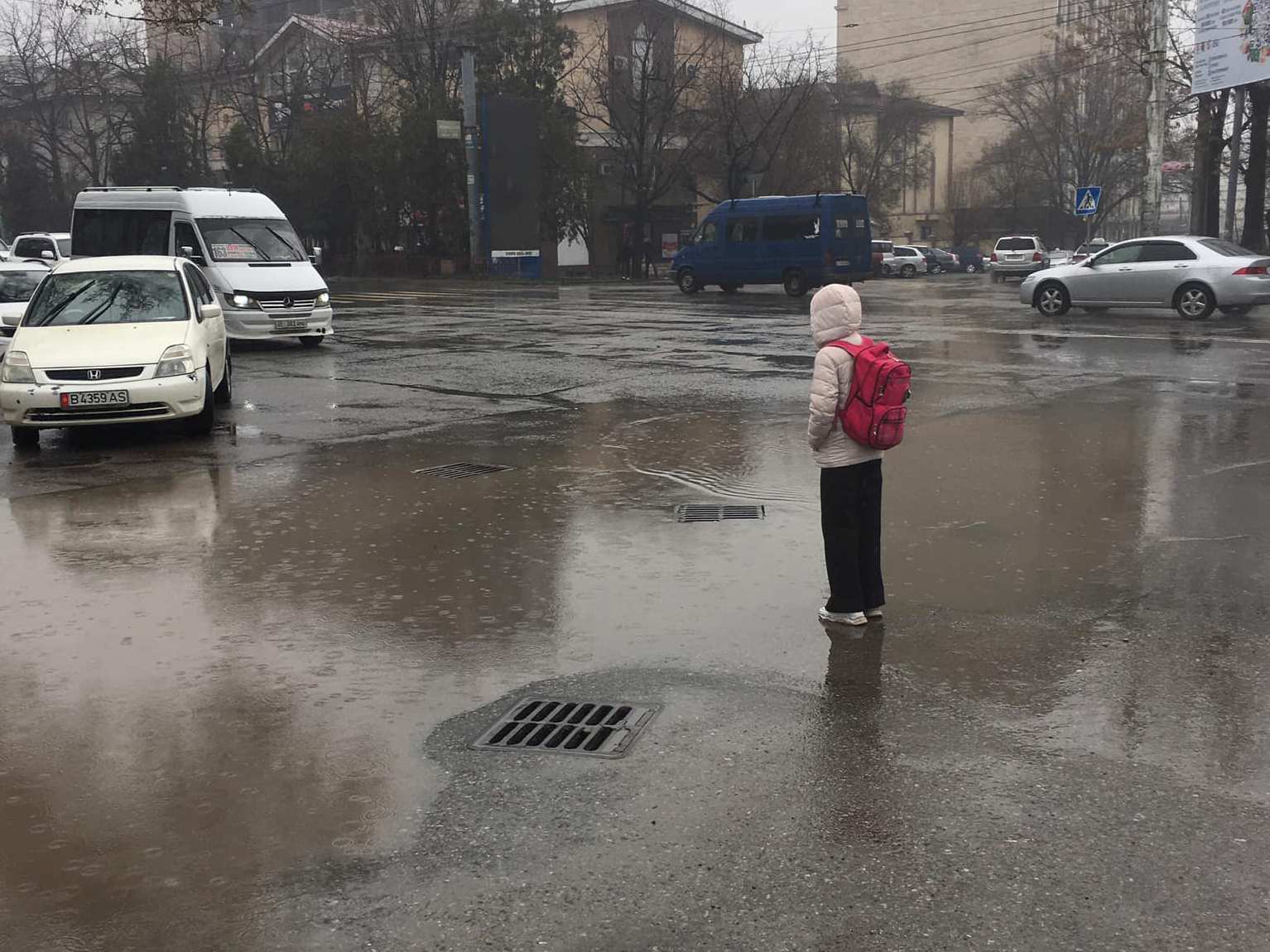 Пересечение проспекта Чуй с улицей Осмонкула в Бишкеке