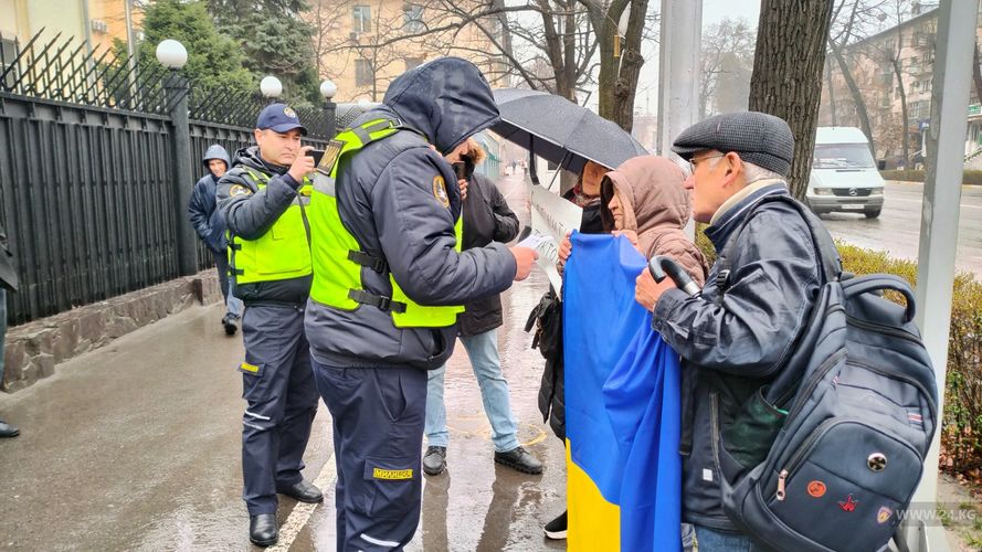 Пикет у российского посольства