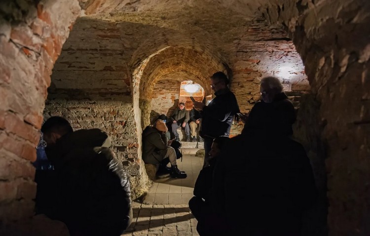 В бомбоубежище под Львовом во время воздушной тревоги