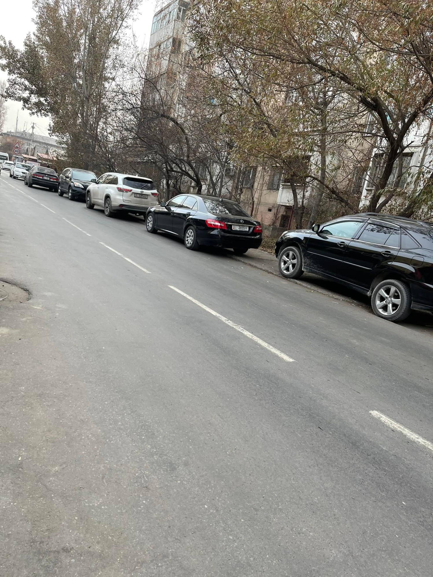 После сноса ограждений тротуар превратили в парковку
