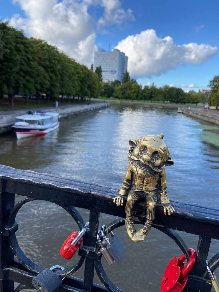 Дедушка Хомлин - фигурка на перилах Медового моста на острове Канта в Калининграде