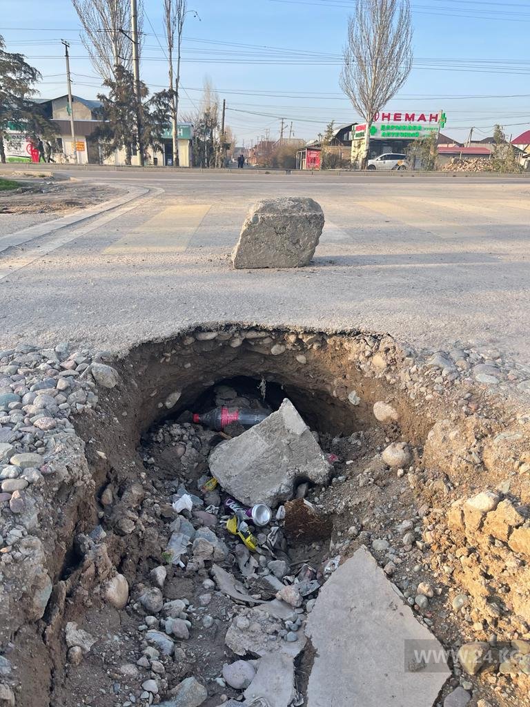 В жилмассиве «Ак-Орго» разрушается отремонтированная в прошлом году дорога