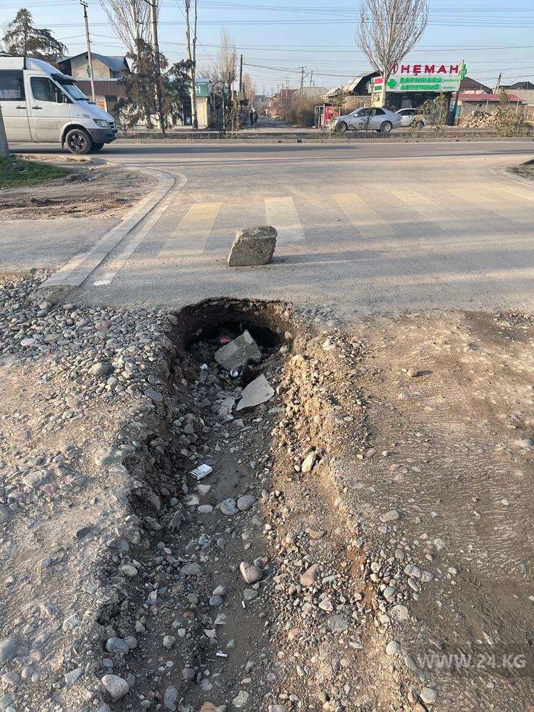 В жилмассиве «Ак-Орго» разрушается отремонтированная в прошлом году дорога