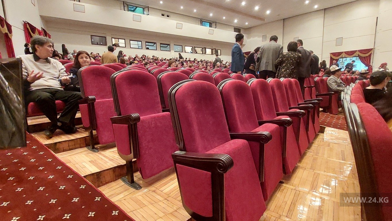 Новые установленные кресла