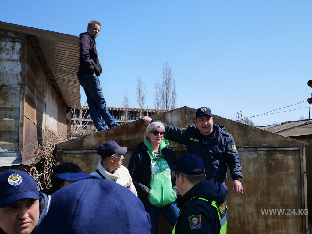 Один из членов кооператива залез на крышу гаража, пытаясь предотвратить снос
