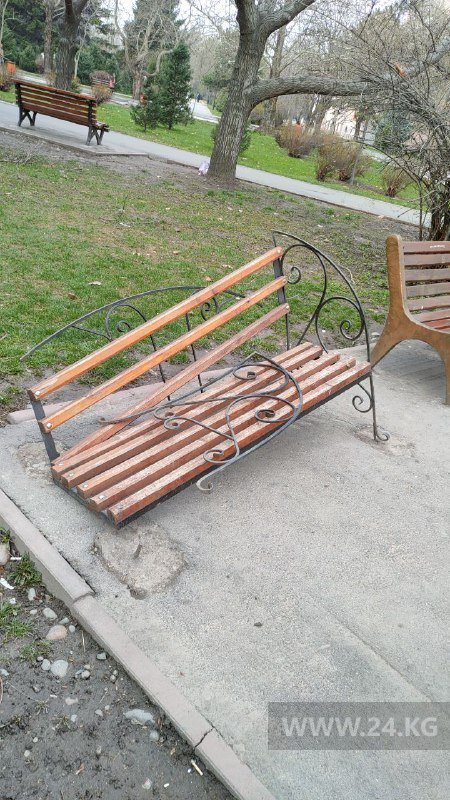В Бишкеке в сквере «Театральный» сломали скамейку