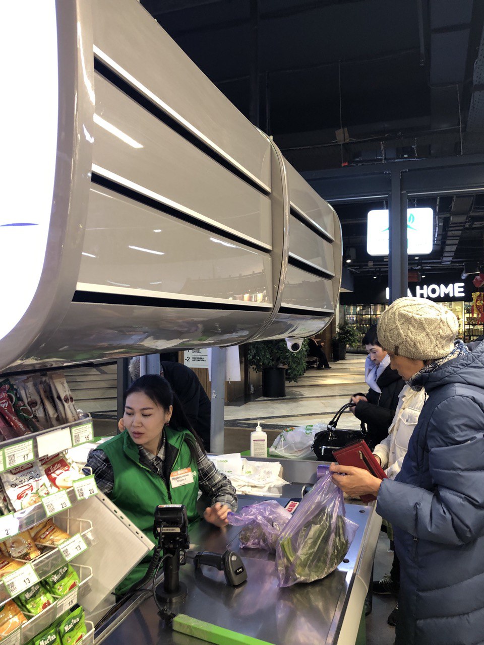 Полки с табачными изделиями в крупных супермаркетах Бишкека теперь прикрыты