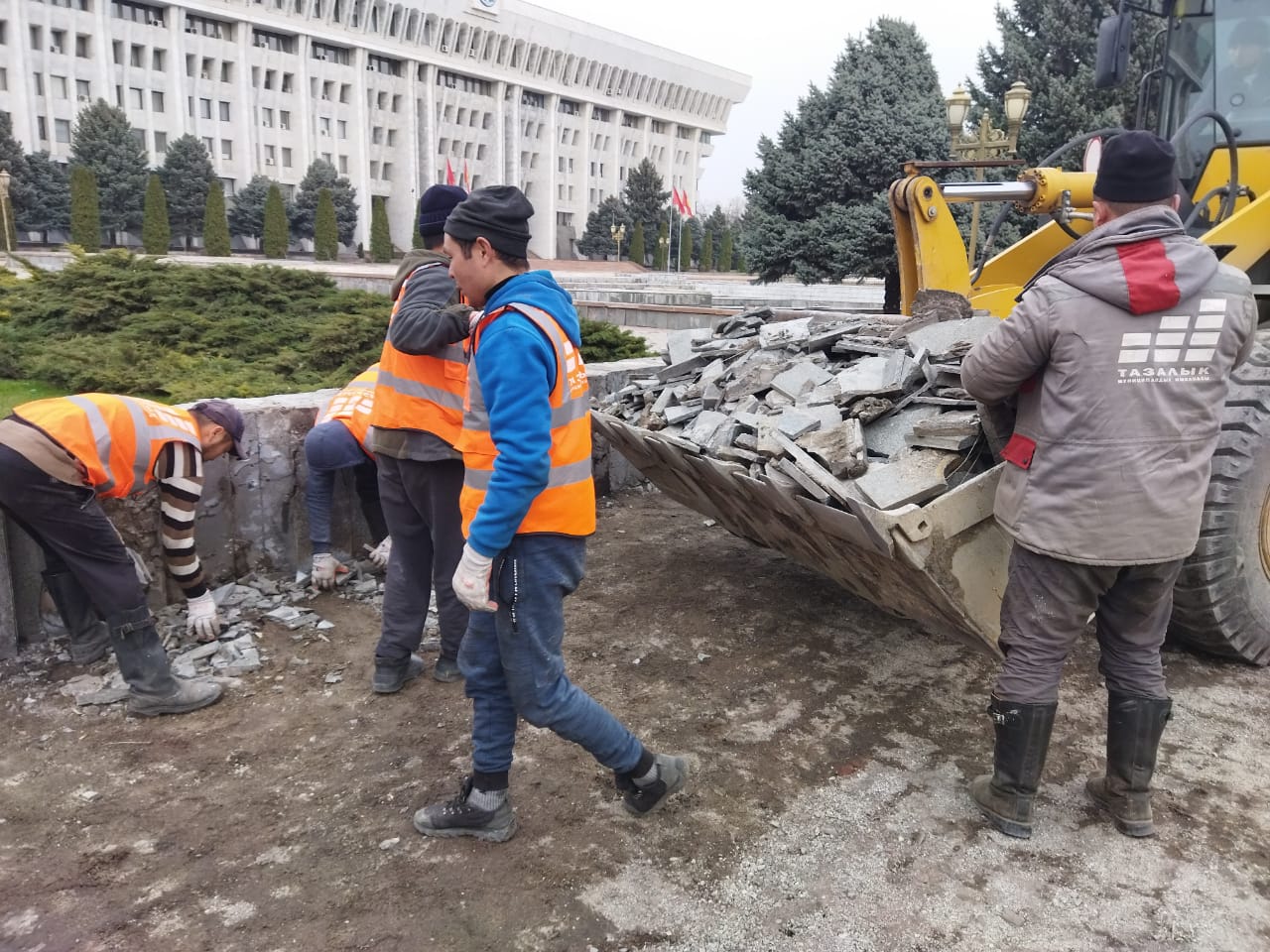 Возле «Белого дома» заменят брусчатку и уберут часть фундамента забора
