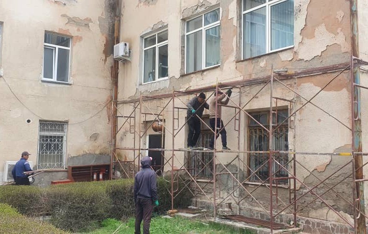 В Бишкеке начали ремонт фасада корпуса больницы № 6, в котором находится частная клиника Алмазбека Исманкулова