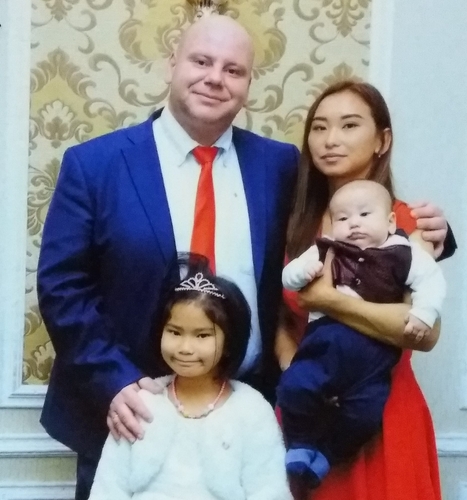 С супругой и детьми