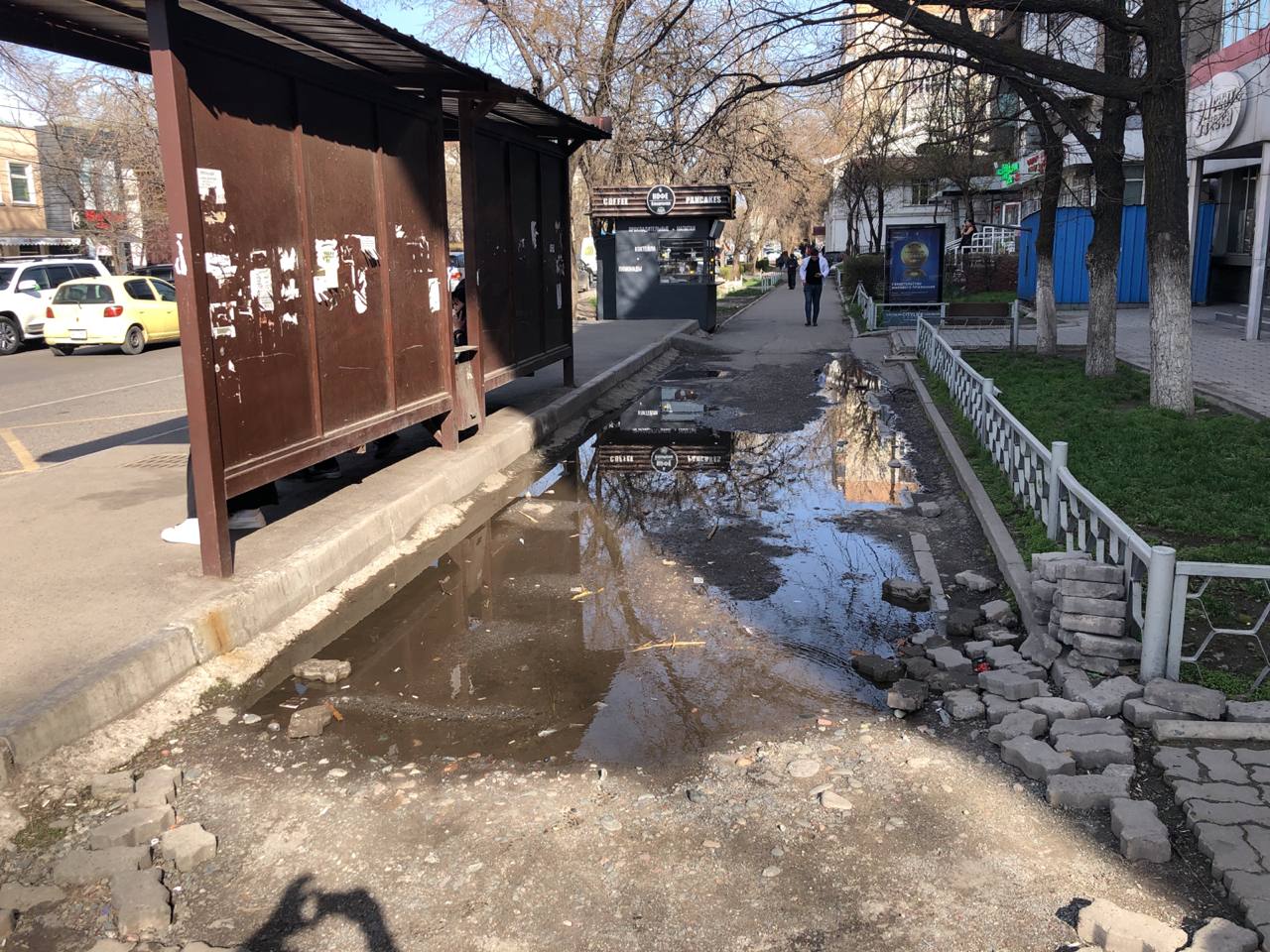 Горожанин жалуется на состояние тротуара возле остановки в Бишкеке