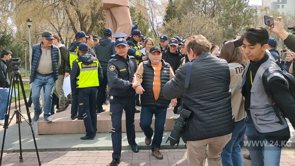 Участников митинга задержали