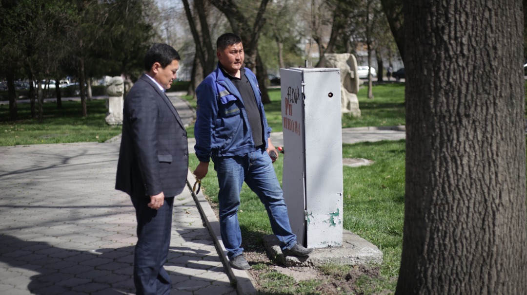 В Бишкеке начали приводить в порядок уличные провода