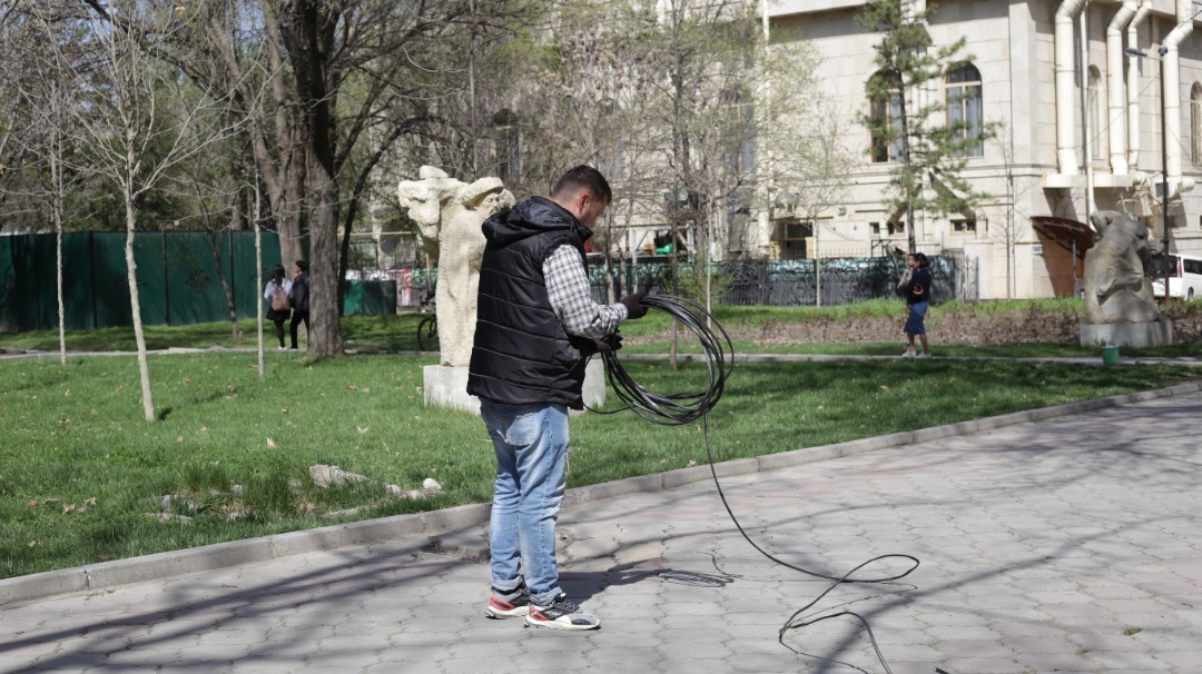 В Бишкеке начали приводить в порядок уличные провода