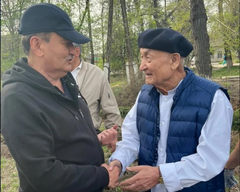 Алымкадыр Бейшеналиев и Эрнст Акрамов посадили ель