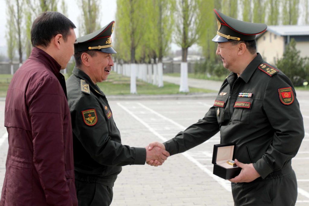 В Кыргызстане наградили миротворцев, участвовавших в миссии ОДКБ в Казахстане