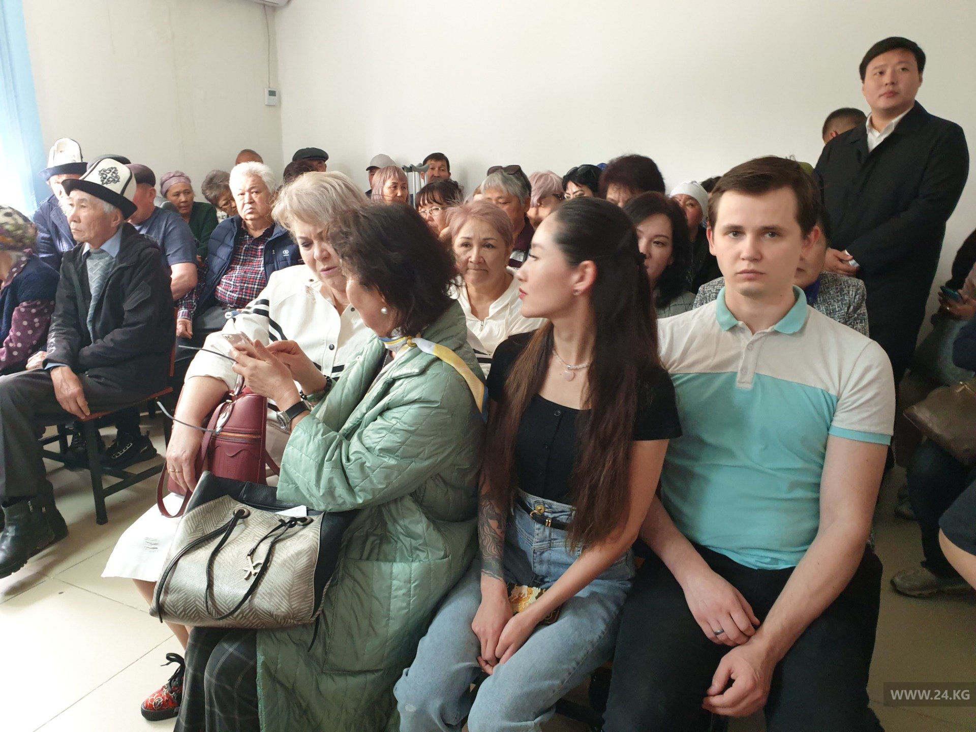 В зале суда присутствуют супруга бывшего президента Раиса Атамбаева, дочь - Алия Шагиева и ее супруг