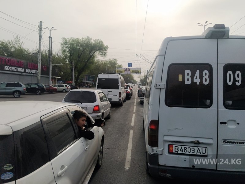 Пересечение улиц Ахунбаева и Абдрахманова в Бишкеке