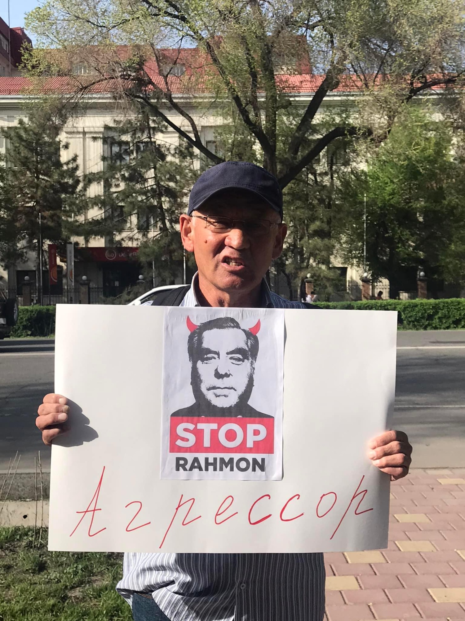 Ондуруш Токтонасыров возле здания ООН