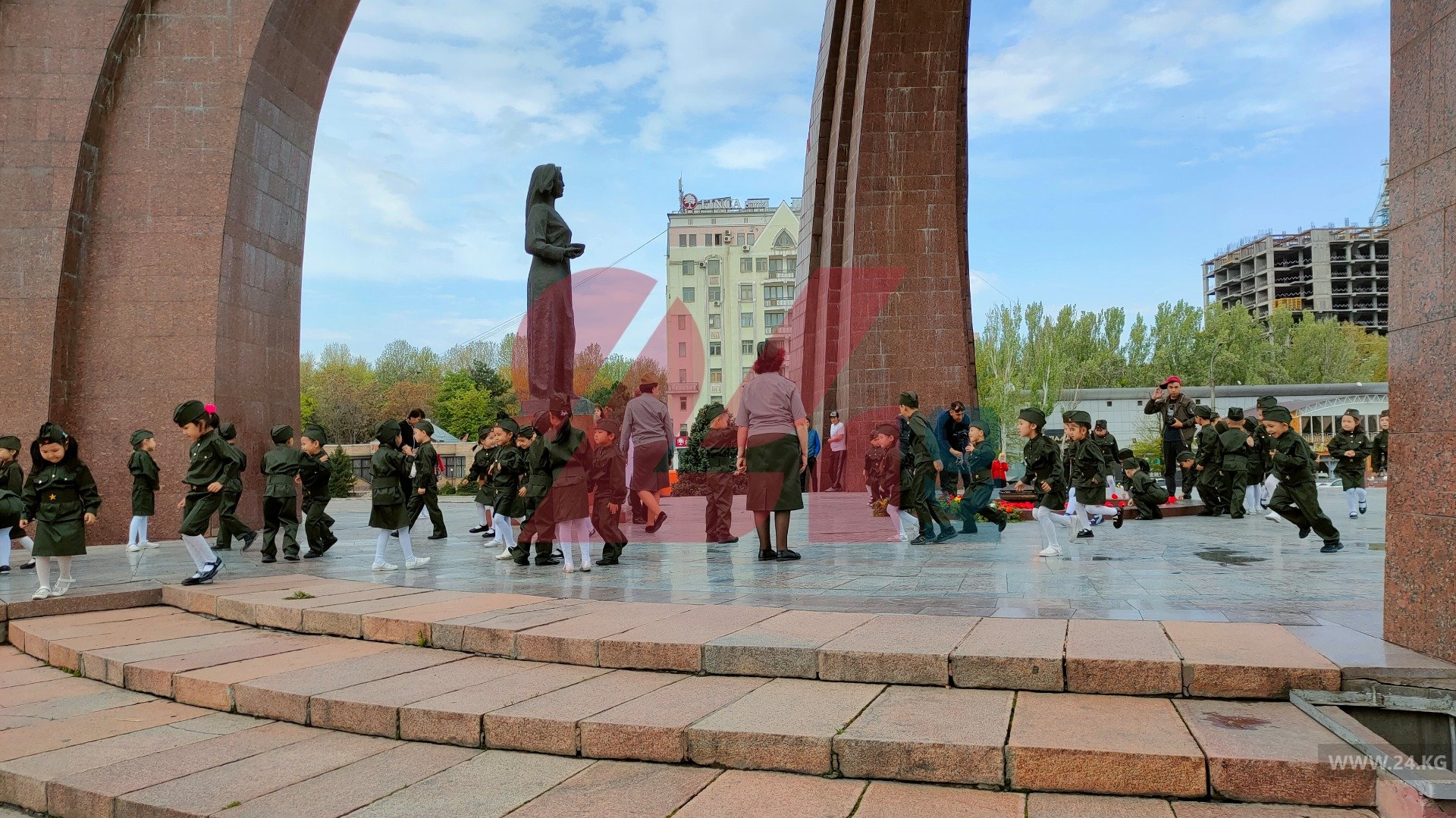 Малышей привели к Вечному огню на площадь Победы