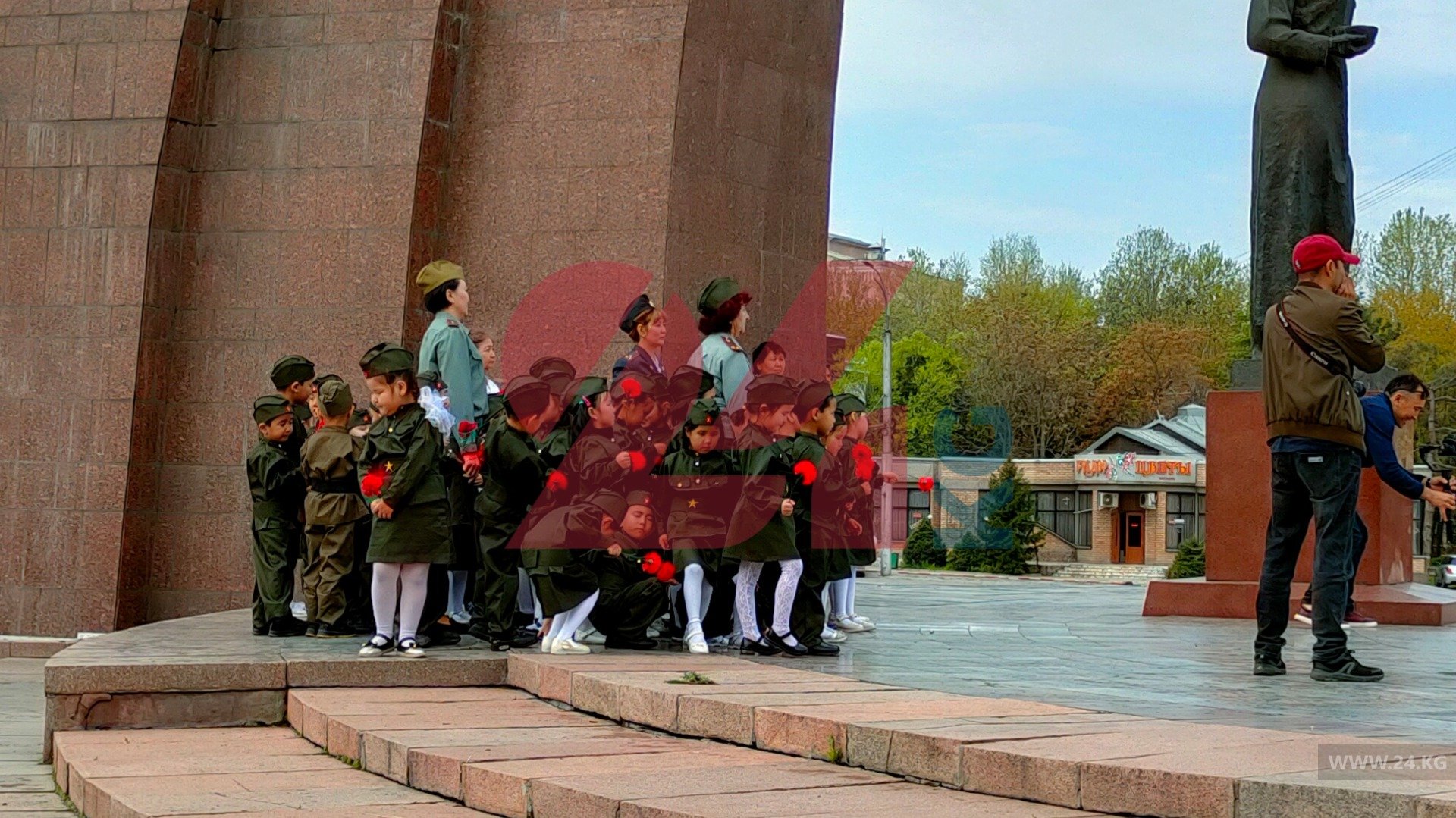 Малыши возложили цветы к Вечному огню