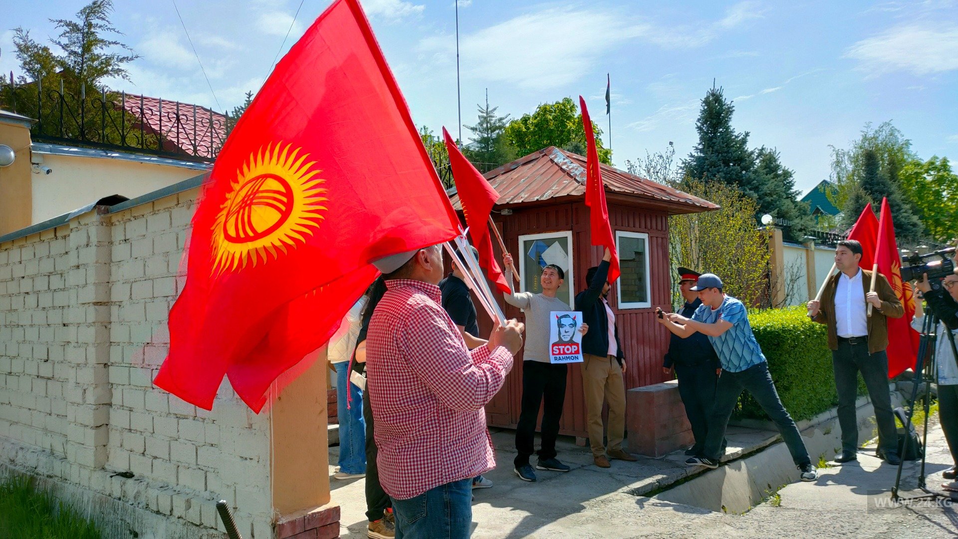 Митинг возле посольства Таджикистана