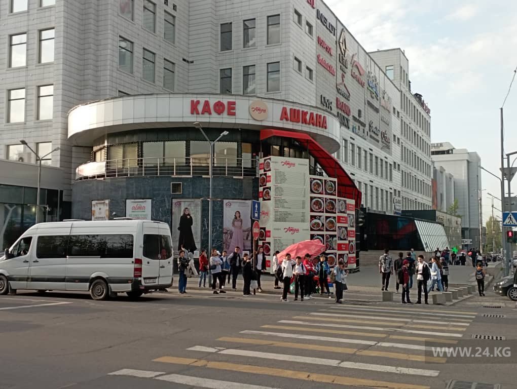Пассажиры ждут транспорт сразу за пешеходных переходом