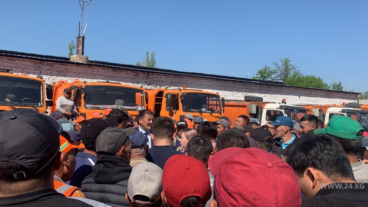 К митингующим приехал вице-мэр Бишкека Жамалбек Ырсалиев
