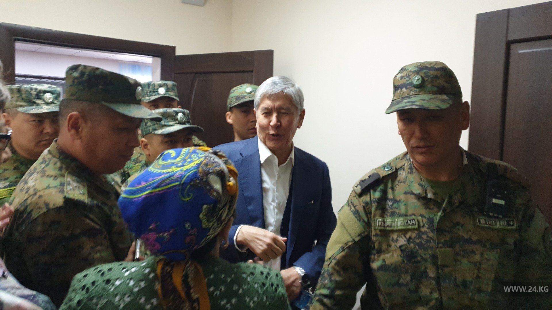 Алмазбека Атамбаева вывели из зала суда
