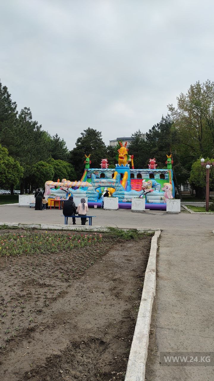 В Бишкеке на площади Победы вновь установили батут