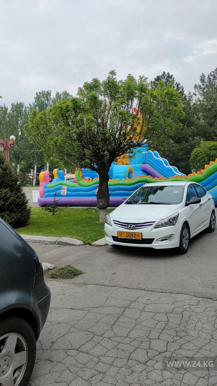 В Бишкеке на площади Победы вновь установили батут