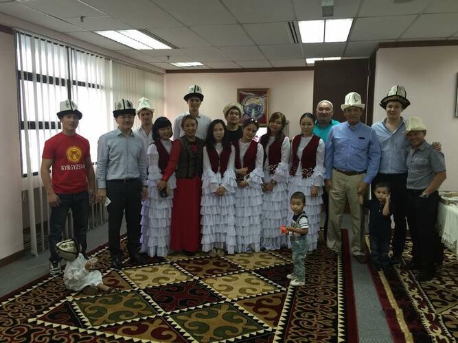 Айгуль Акималиева (в красном) с соотечественниками