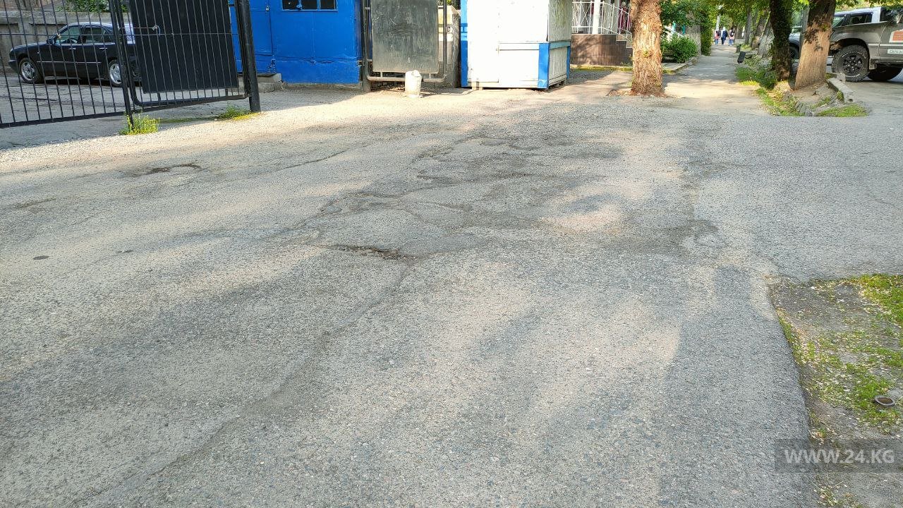 Состояние тротуара возле Госстроя