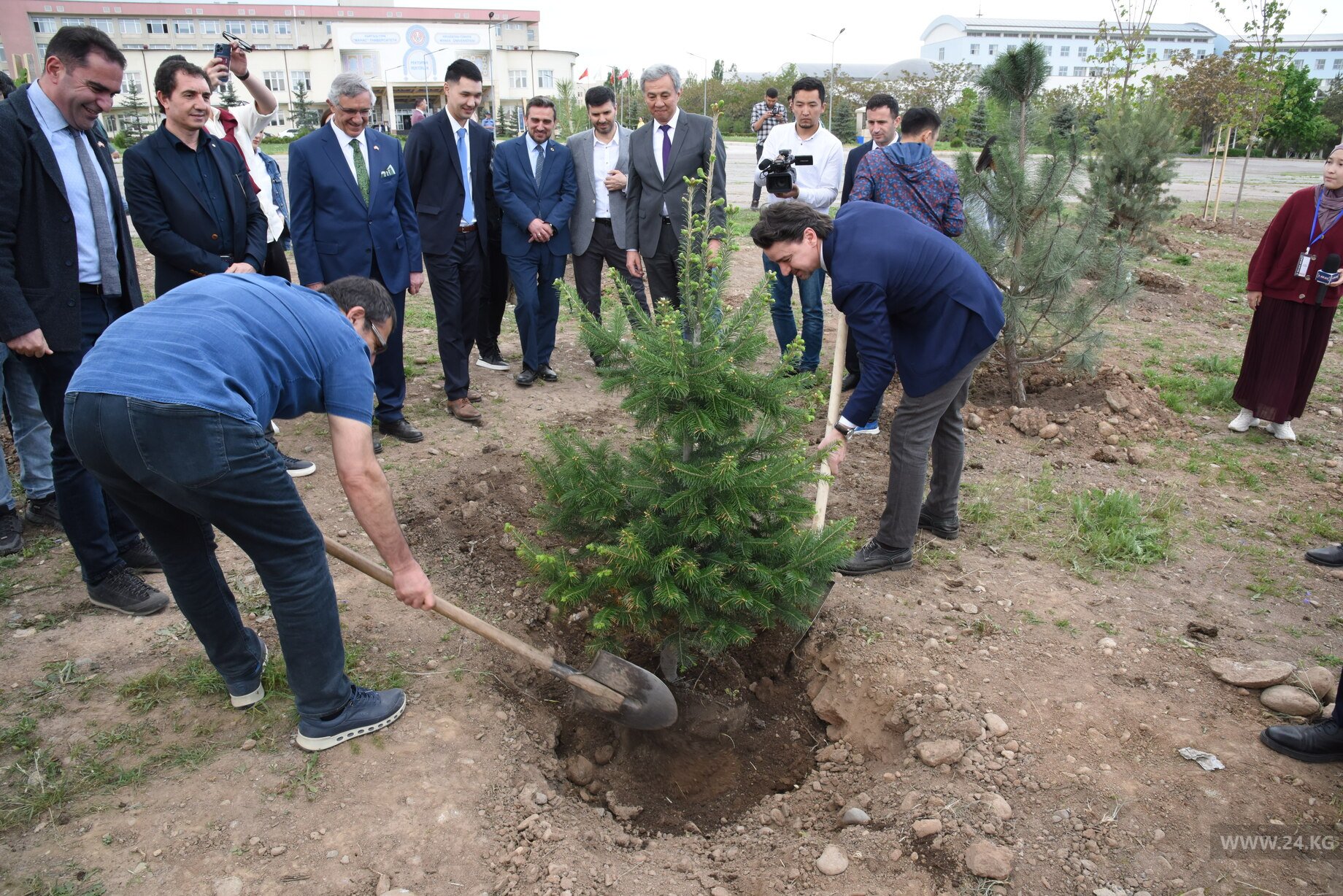 В Бишкеке прошла официальная церемония открытия леса Coca-Cola Memorial Forest