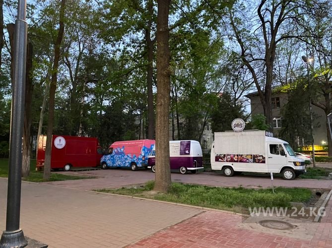 Фудтраки на бульваре Экриндик