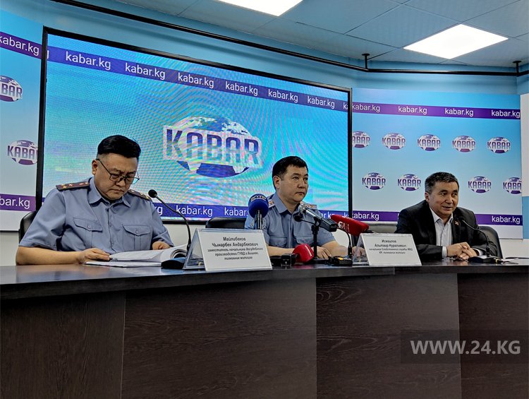 Замначальника ГУВД крайний слева