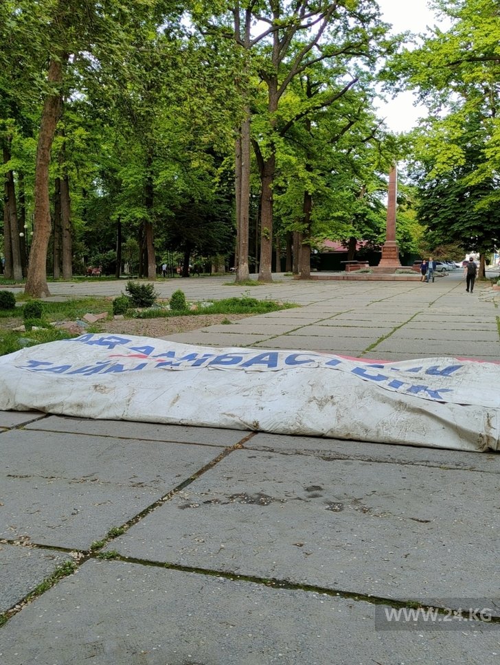 В Дубовом парке батут перегородил проход для пешеходов