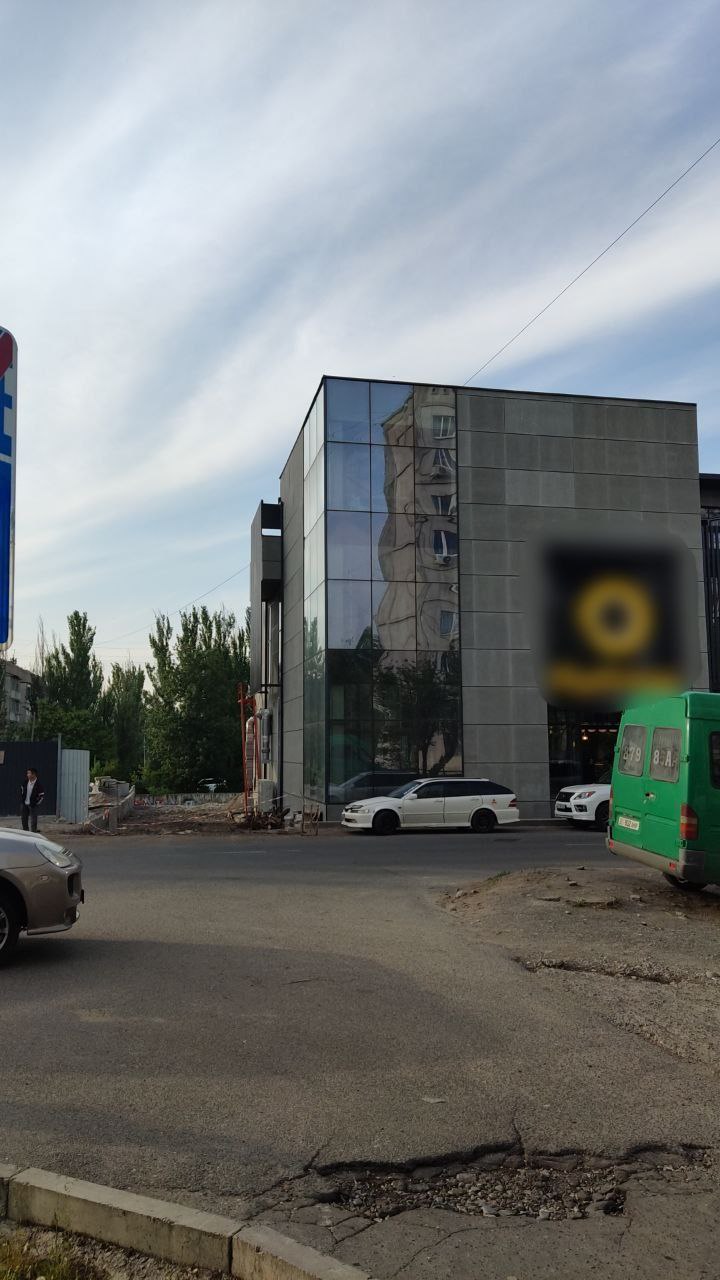 Дерево на улице Сухэ-Батора в Бишкеке все-таки срубили полностью