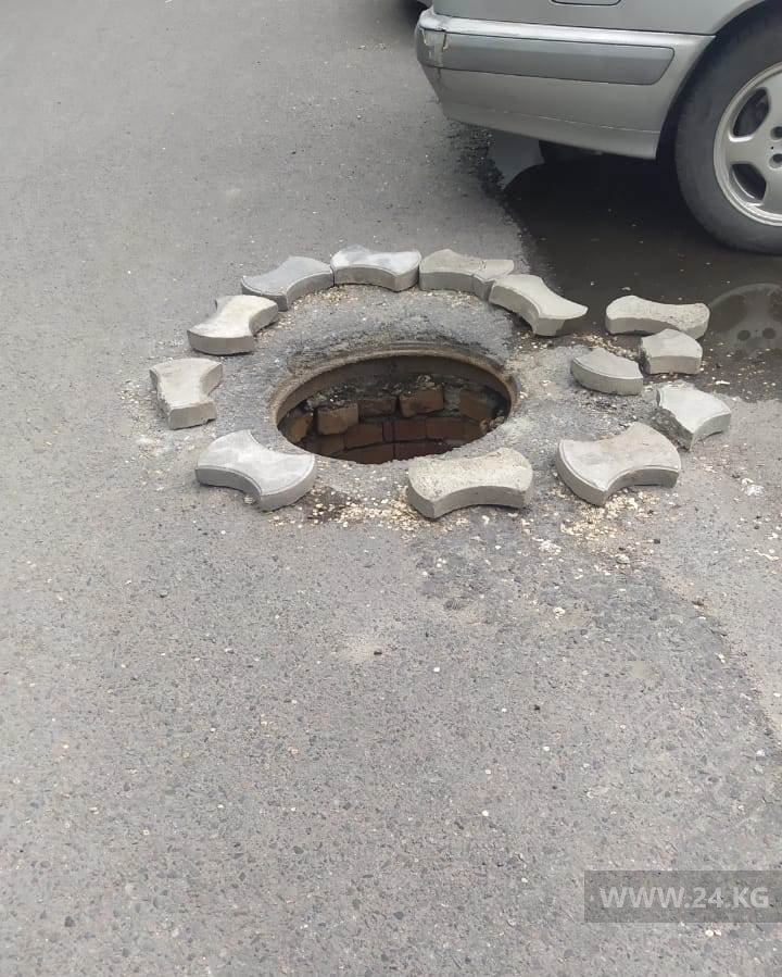 Открытый люк в Бишкеке