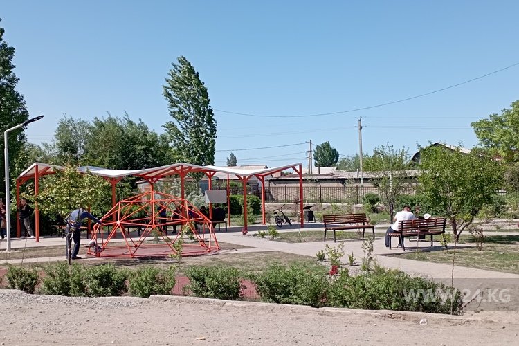 На площадке гуляют и родители с маленькими детьми