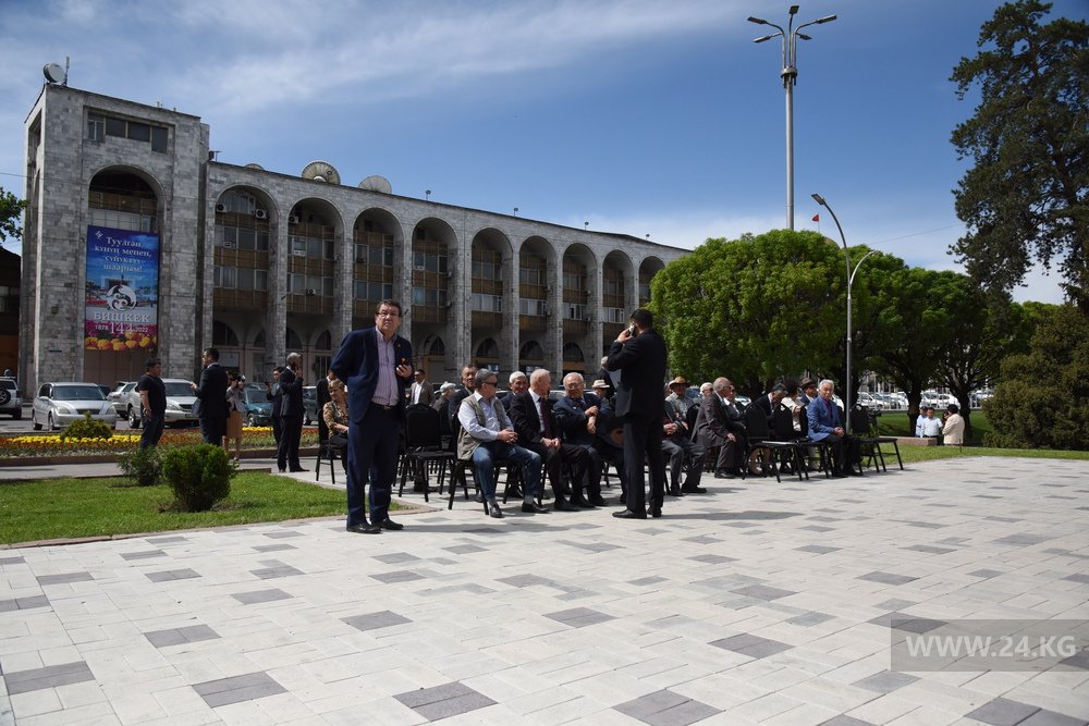 Возле памятника Бишкеку баатыру проходит торжественное мероприятие