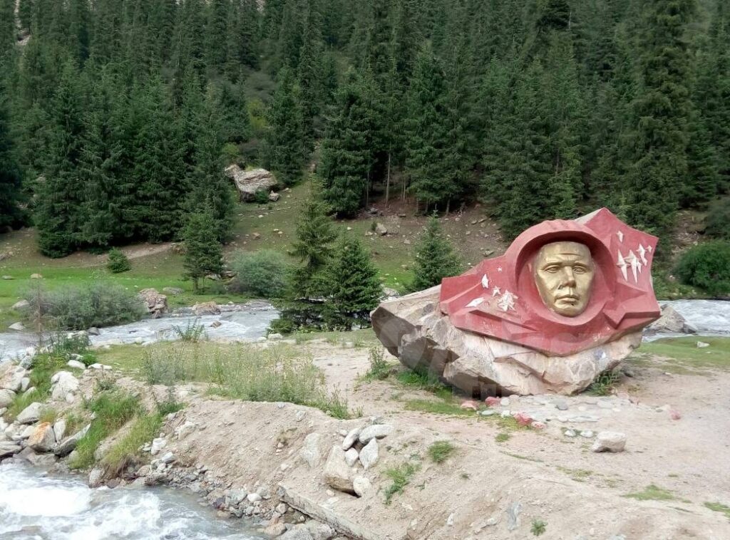 Ущелье Барскоон. Памятник Юрию Гагарину