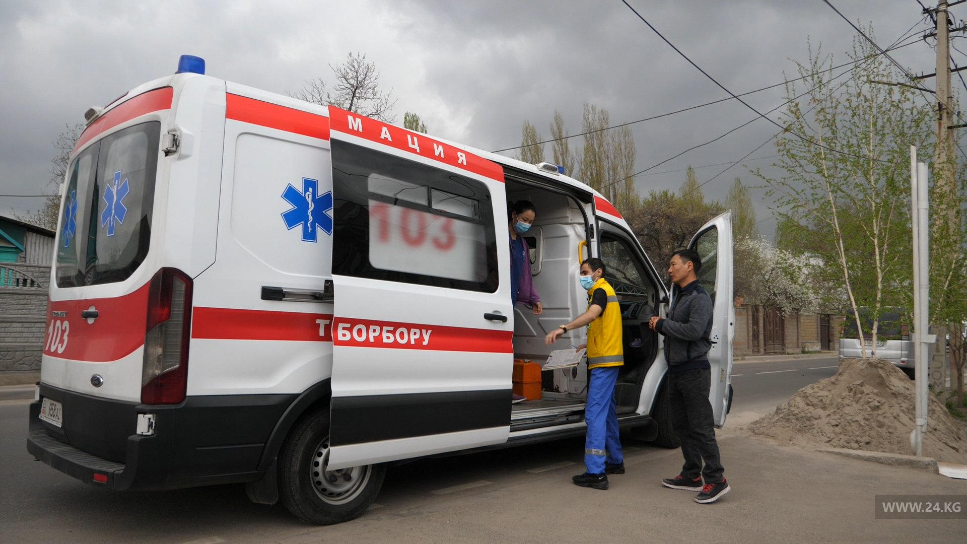 Скорая забирает бездомного