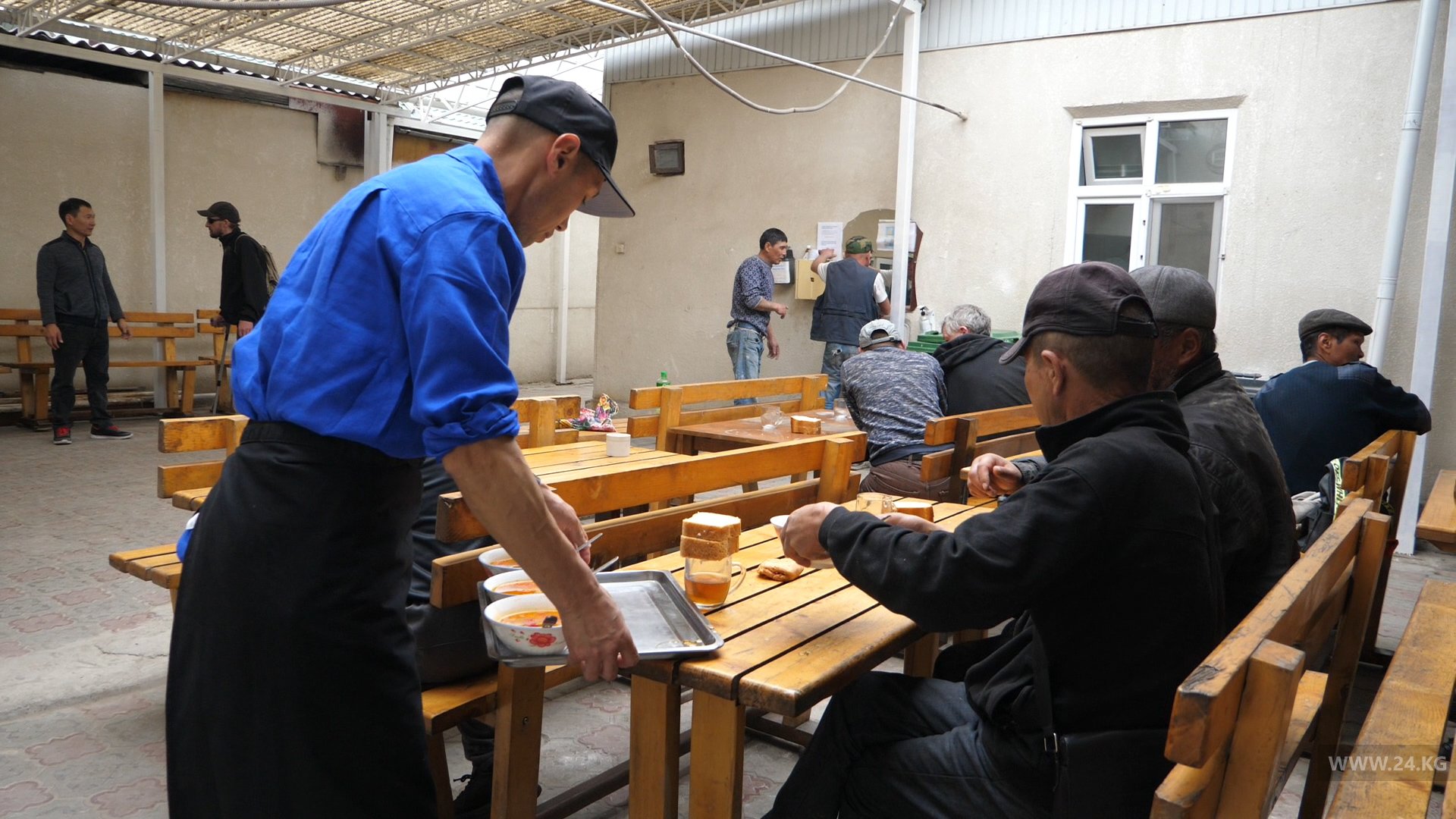 Посетителям центра раздают еду