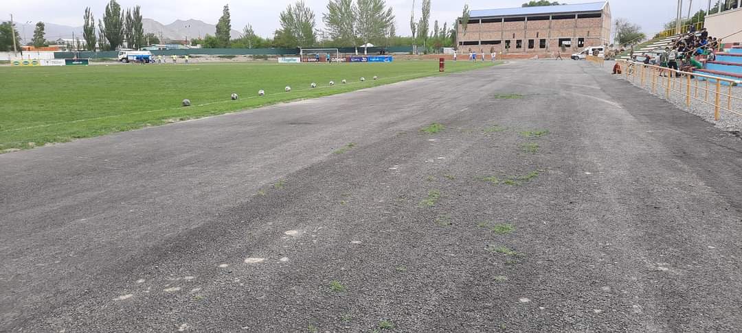 В Баткене трава проросла сквозь асфальтовое покрытие